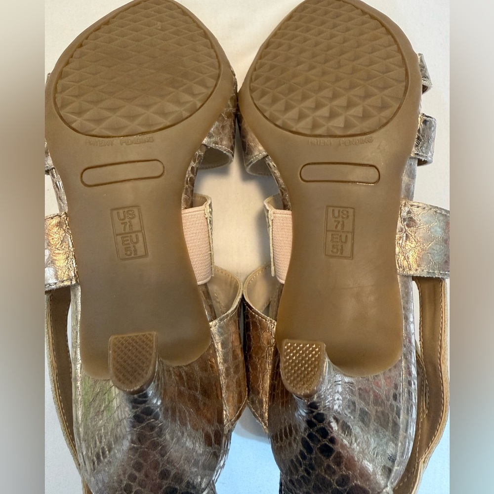 Like New Distressed Metallic Gold Aerosols Comfort Rest Sandals US 7.5/EU 38 - Picture 8 of 10